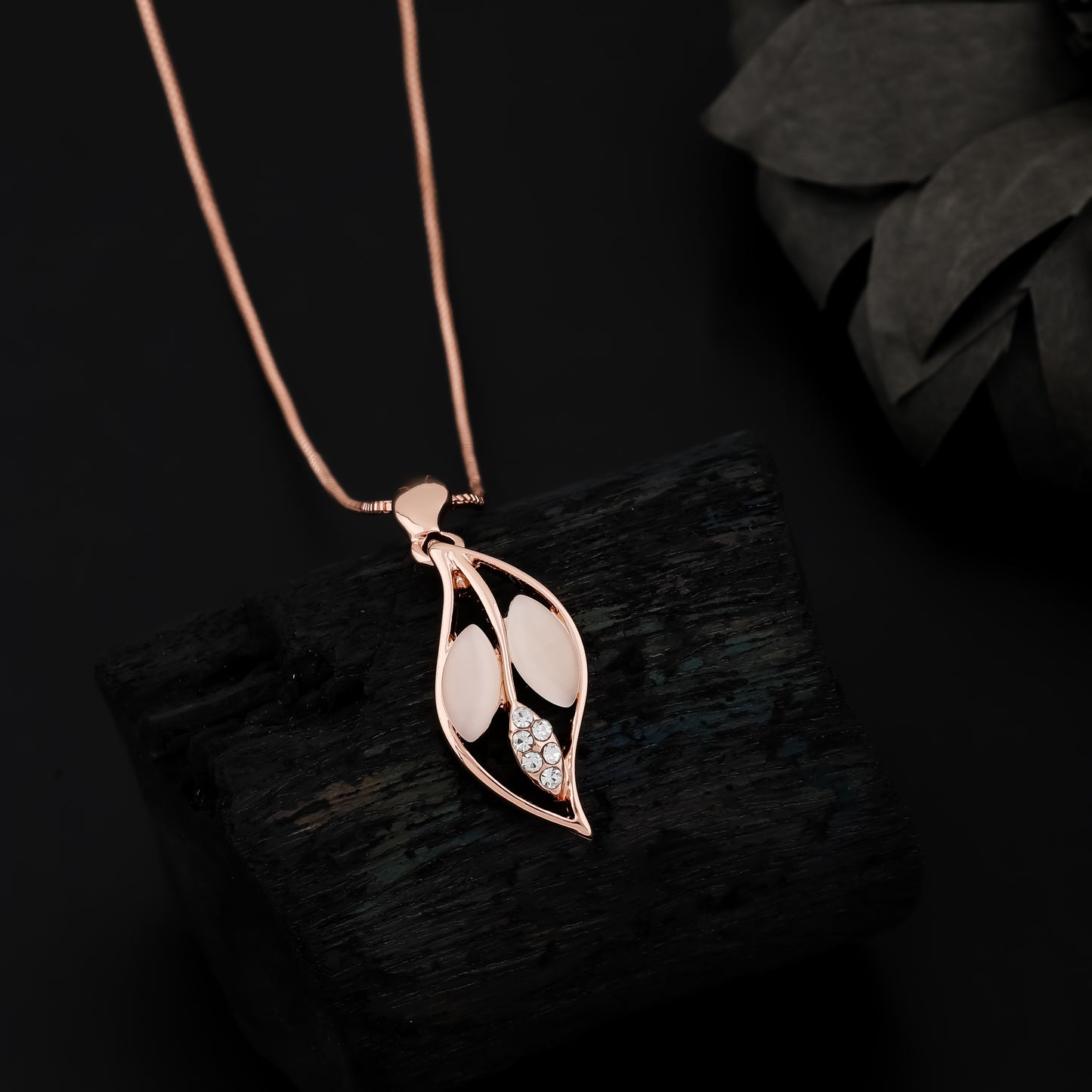 Frost Leaves Neaklace (Rose Gold)
